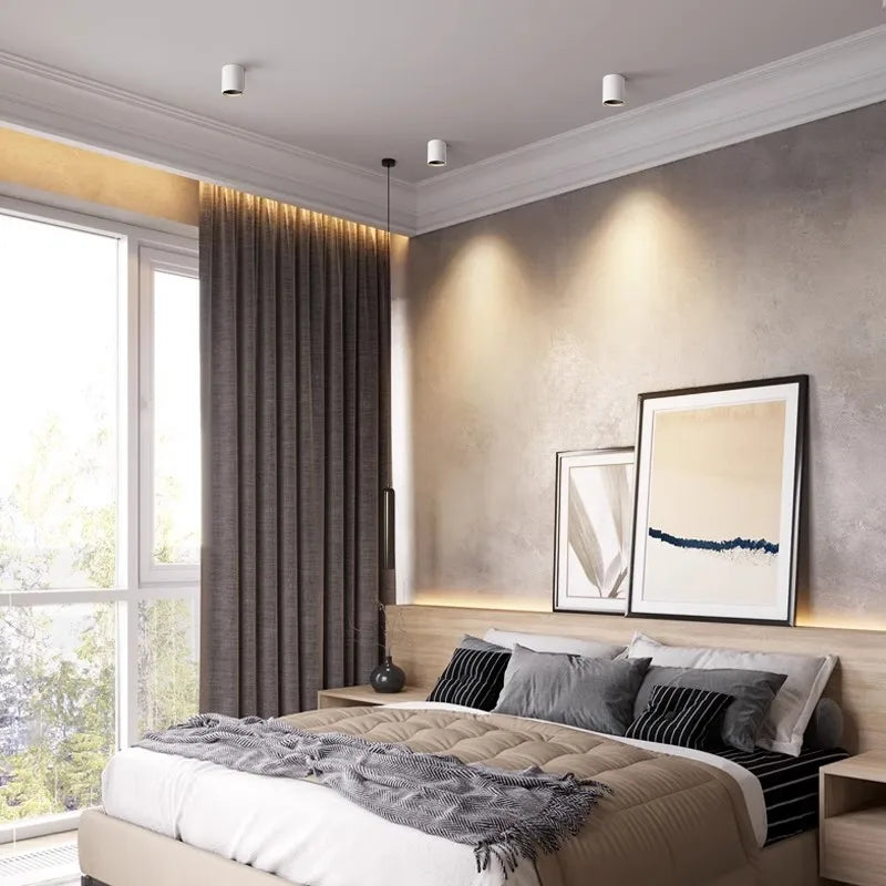 spot blanc lumineux design non encastré au plafond d'une chambre