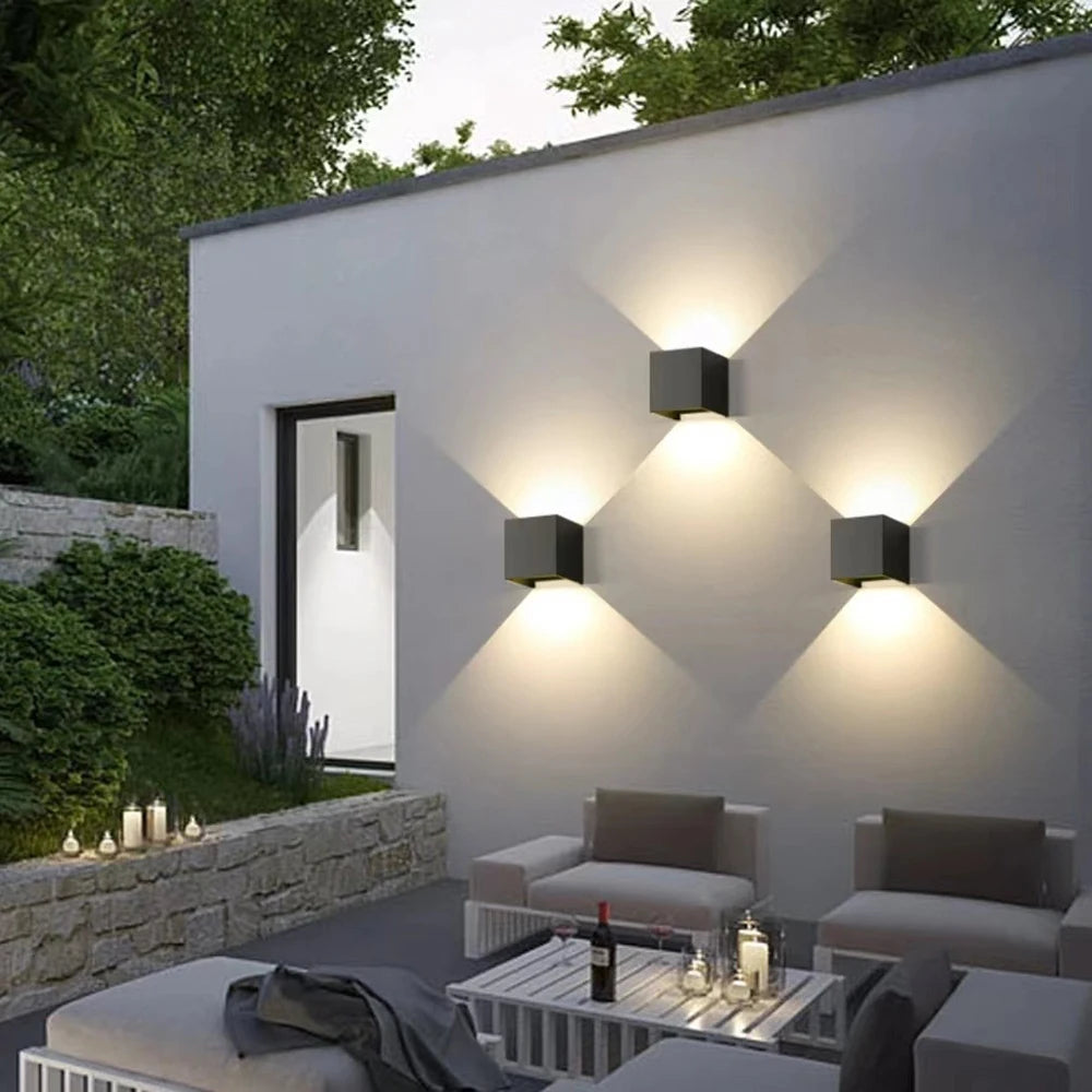 Spot mural IP65 abat-jour carré noir design flux lumineux haut et bas
