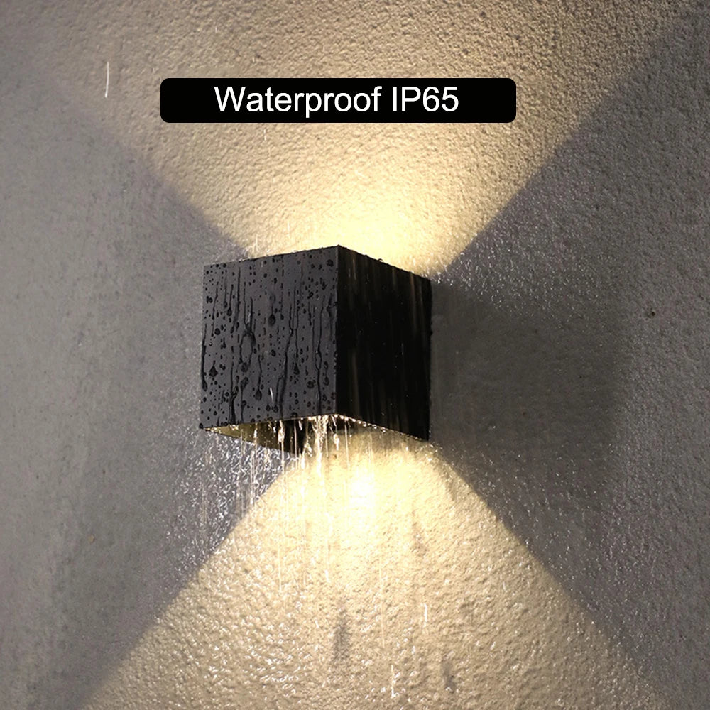 Spot mural IP65 abat-jour carré en aluminium noir sur façade extérieur